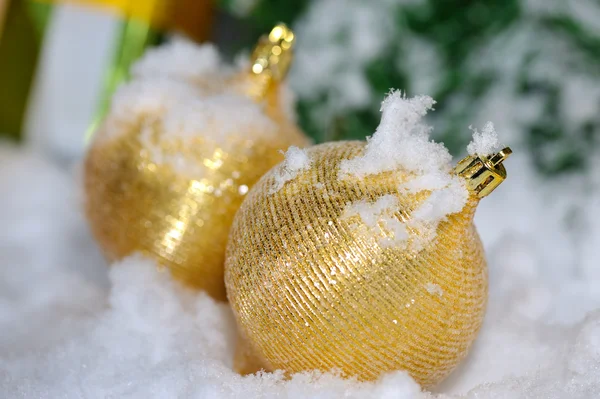 Gyllene jul på snö — Stockfoto
