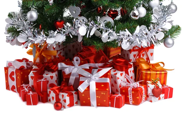 Caixas de presente vermelho sob a árvore de Natal — Fotografia de Stock