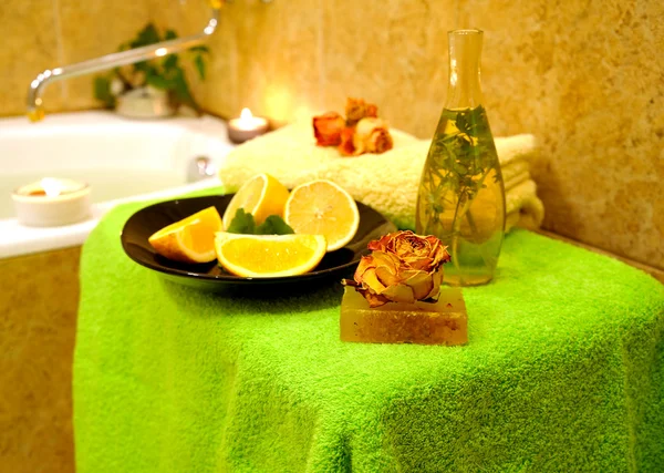在家里的浴室里用手工做的草药肥皂洗温泉 — 图库照片