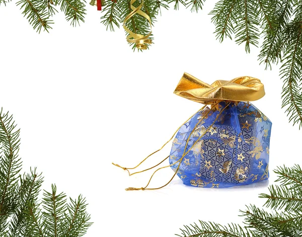 蓝绿枞树枝的帧中的圣诞礼物 在白色背景上孤立 — 图库照片