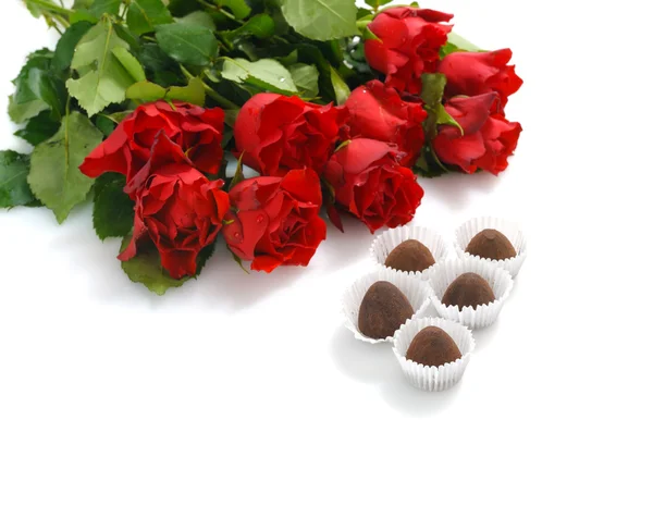 Strauß Roter Rosen Und Herzförmiges Geschenk Mit Schokolade Zum Valentinstag — Stockfoto