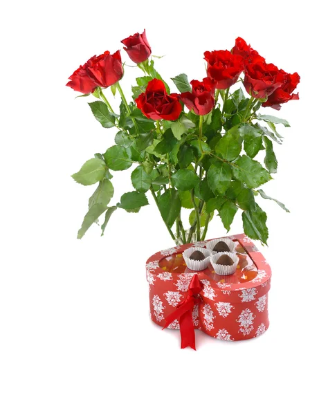 Δέσμη Των Κόκκινα Τριαντάφυλλα Και Σχήμα Καρδιάς Δώρο Σοκολάτα Για — Φωτογραφία Αρχείου