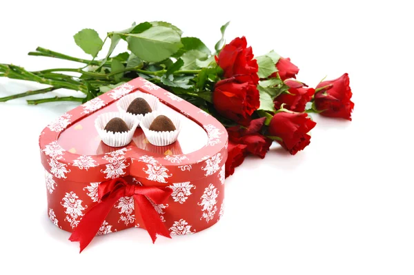 Strauß Roter Rosen Und Herzförmiges Geschenk Mit Schokolade Zum Valentinstag — Stockfoto