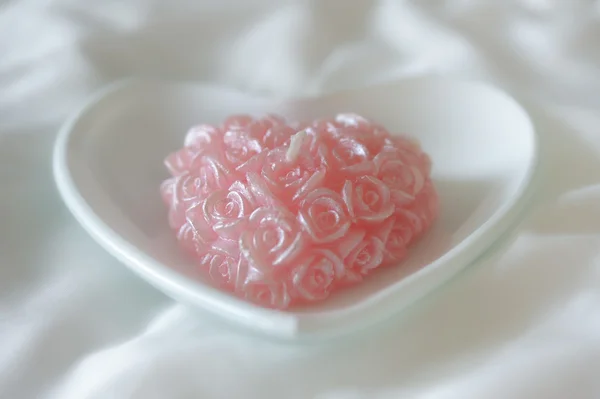 Rosa Rosen Herzförmige Kerze Auf Weißem Seidenhintergrund — Stockfoto