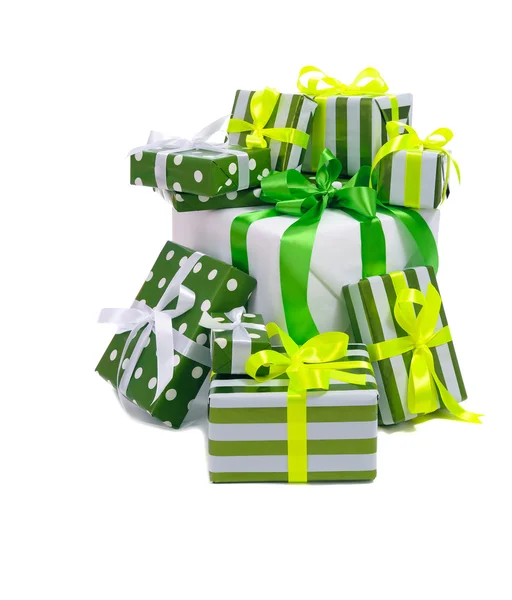 堆叠的圣 Patrick 节孤立在白色背景上的绿色礼品盒 — 图库照片