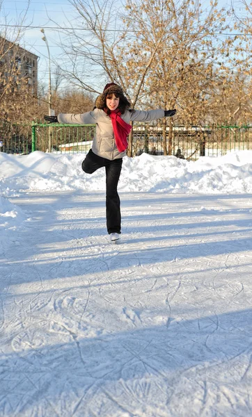 Mädchen auf der Winterskaterbahn — Stockfoto