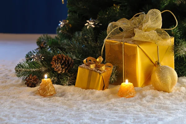Scatole Regalo Natale Dorate Con Candele Bruciate Sotto Abete Decorato — Foto Stock