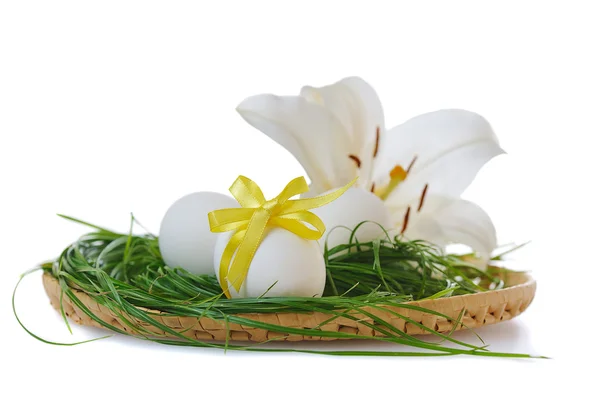 바구니에 담긴 부활절 달걀 — 스톡 사진