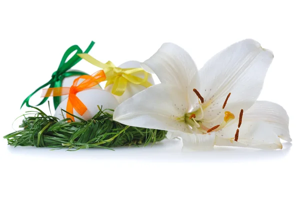 Ostereier Korb Mit Weißer Lilie Auf Weißem Hintergrund — Stockfoto