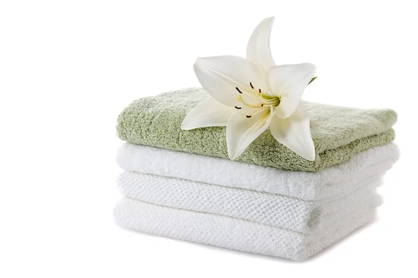 Stapel Handdoeken Met Witte Lelie Geïsoleerd Witte Achtergrond — Stockfoto