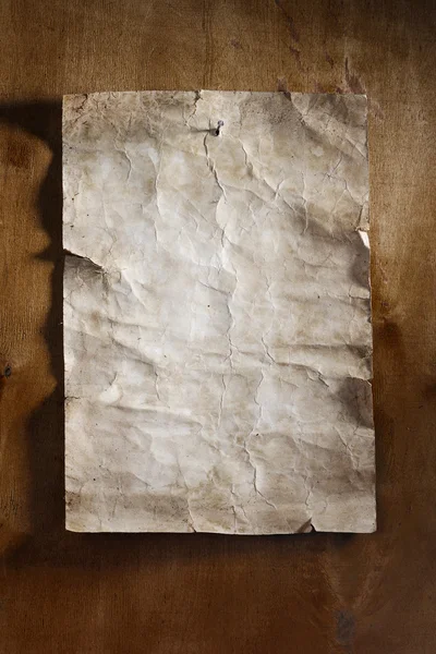Altes Papier auf braunem Holz — Stockfoto