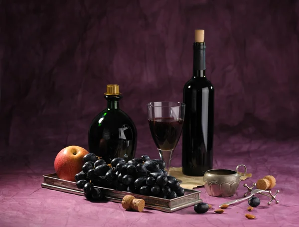 Martwa Natura Butelka Czarny Winogron Ciemne Tło Czerwony — Zdjęcie stockowe