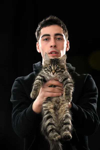 Jonge man met kitten — Stockfoto