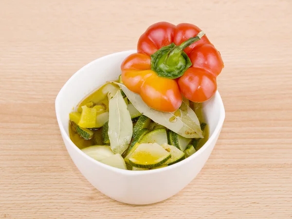 Ciotola di zuppa vegetariana su sfondo di legno — Foto Stock