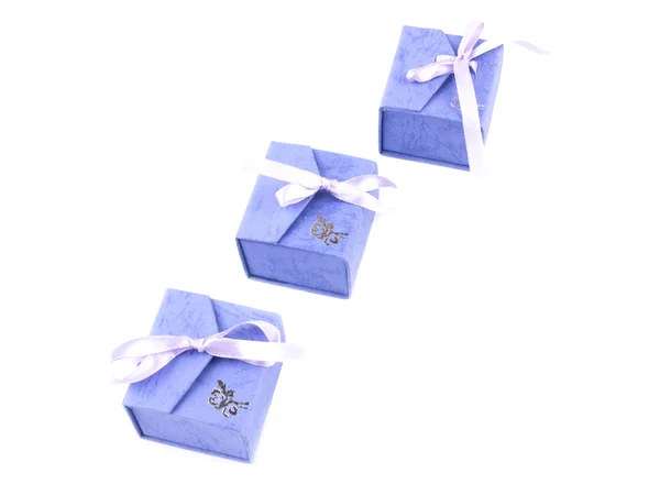 Tre lila giftboxes — Stockfoto