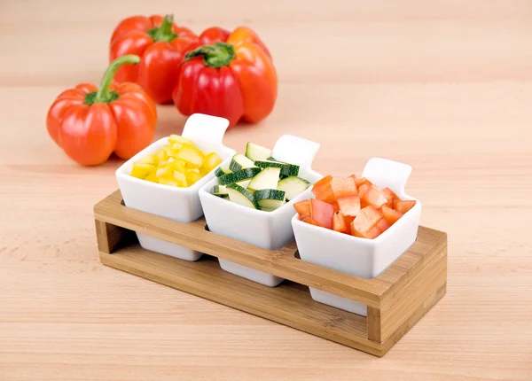 Hälsosamt mellanmål - ny grönsak — Stockfoto