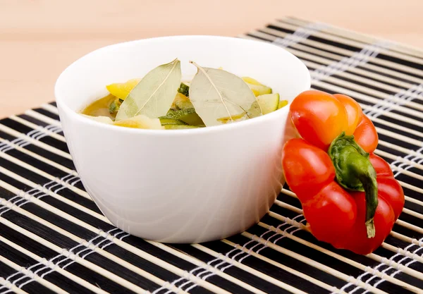 Tigela de abobrinha vegetariana e sopa de páprica — Fotografia de Stock