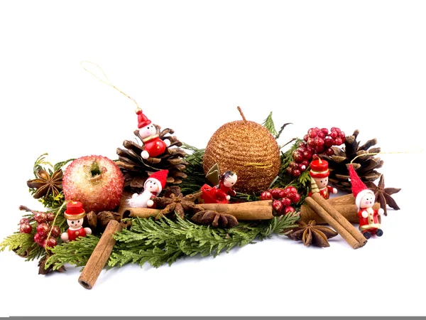 Kerstmis decoratie - rode houten figuur, kaars en thuja branc — Stockfoto