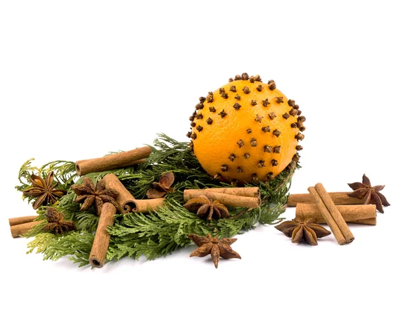 Vánoční dekorace - oranžová s kořením a thuja větve — Stock fotografie
