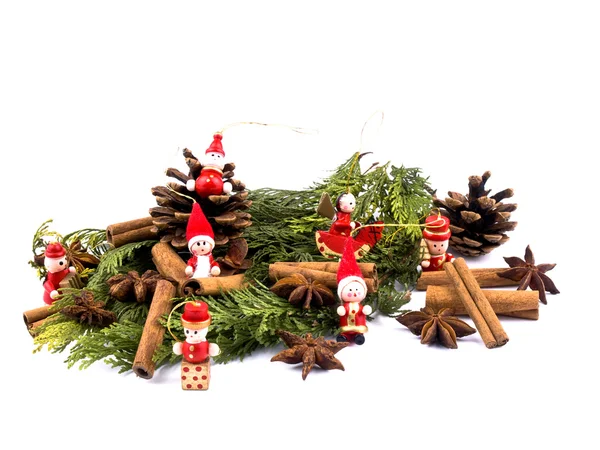 Juldekorationer - thuja grenar och röda träfigurer — Stockfoto