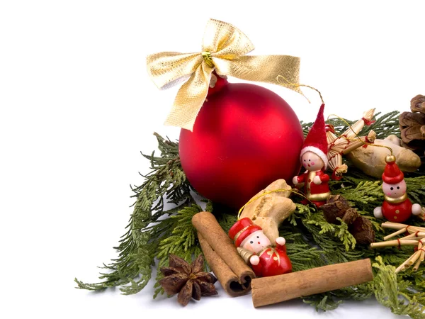 Noel Dekorasyon - Cam Top ve kırmızı ahşap figürler — Stok fotoğraf