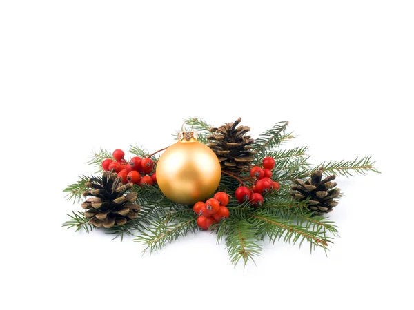 Золотой стеклянный шар - рождественское украшение — стоковое фото