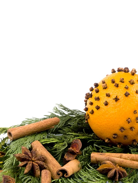 Weihnachtsdekoration - Orange mit Gewürzen und Thuja-Zweigen — Stockfoto