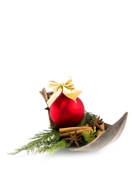 Palla di Natale rossa con rami di thuja — Foto Stock