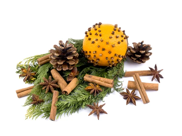 Kerstdecoratie - oranje met specerijen en thuja takken — Stockfoto