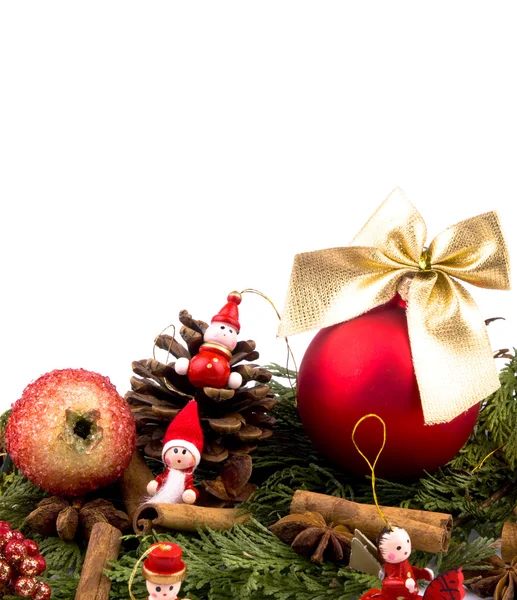 Boże Narodzenie dekoracje - szkła piłkę i czerwone drewniane figurki — Zdjęcie stockowe