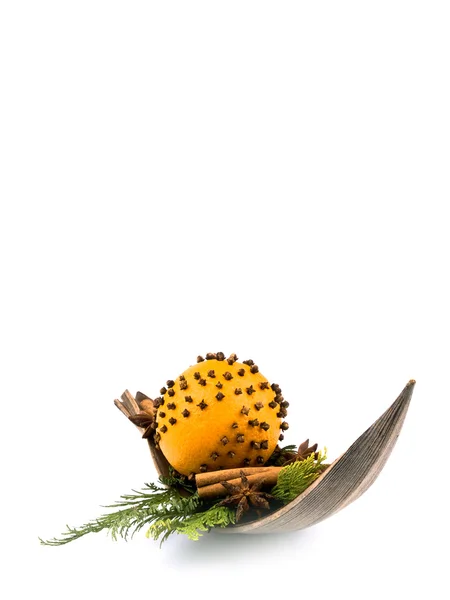 Decoración de Navidad - naranja con especias y ramas de thuja —  Fotos de Stock