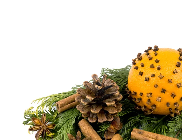 Juldekorationer - orange med kryddor och thuja grenar — Stockfoto