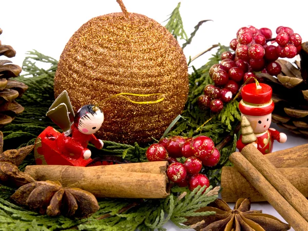 Jul dekoration - rött trä figur, ljus och thuja branc — Stockfoto