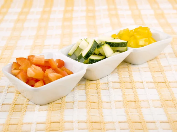 Frische Paprika Und Zucchini Kleinen Porzellanschälchen — Stockfoto