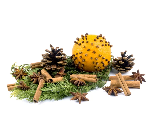 Weihnachtsschmuck Mit Thuja Zweigen Und Orange Mit Nelken Auf Weißem — Stockfoto