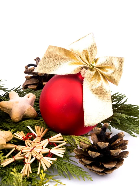 Kerstdecoratie - glas bal en rode houten figuren — Stockfoto