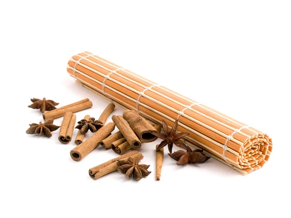 Rullade orange bambu matta med aromatiska kryddor — Stockfoto