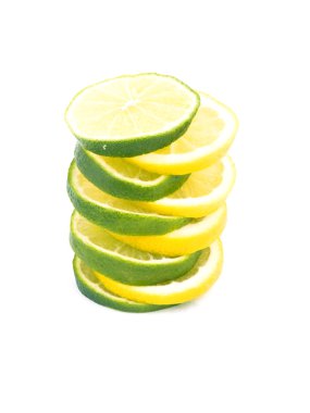 resmi beyaz zemin üzerine limon ve kireç dilim