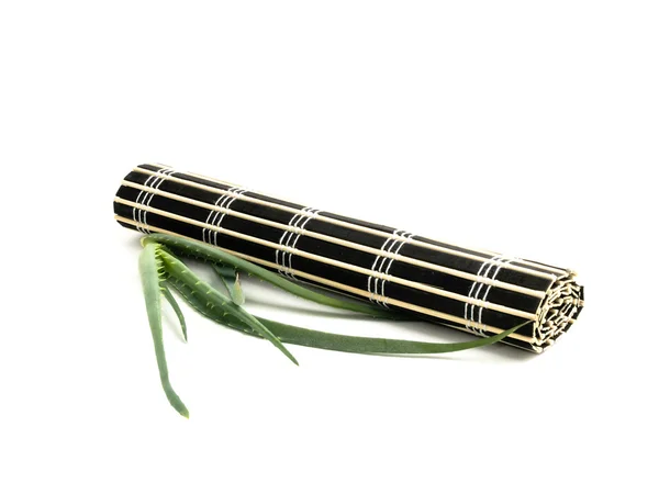Schwarze Bambusmatte und frische Aloe Vera — Stockfoto