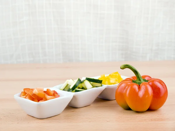 Färsk Paprika Och Zucchini Små Porslin Skålar Träbord — Stockfoto