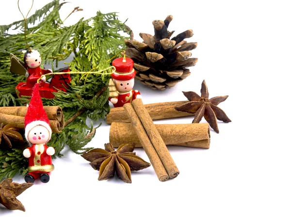 Weihnachtsdekoration - Thuja-Zweige und rote Holzfiguren — Stockfoto