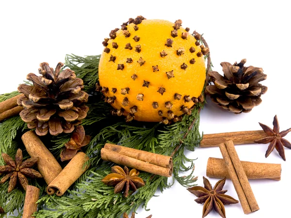 Рождественское украшение - апельсин со специями и ветками туи — стоковое фото