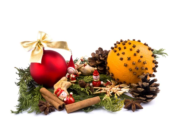 Weihnachtsschmuck Mit Thuja Zweigen Orangefarbener Roter Glaskugel Gewürzen Und Kleiner — Stockfoto