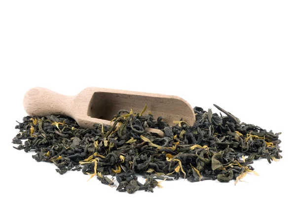 Aromatische groene thee en houten shovel op wit — Stockfoto