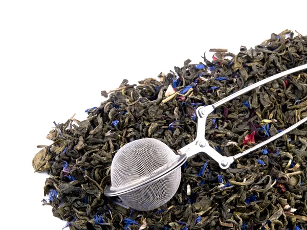 Beyaz Zemin Üzerine Metal Çay Demlik Aromatik Yeşil Çay Yaprakları — Stok fotoğraf