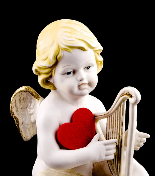 Figura Cupido Cerâmica Com Coração Vermelho Feltro Fundo Preto — Fotografia de Stock