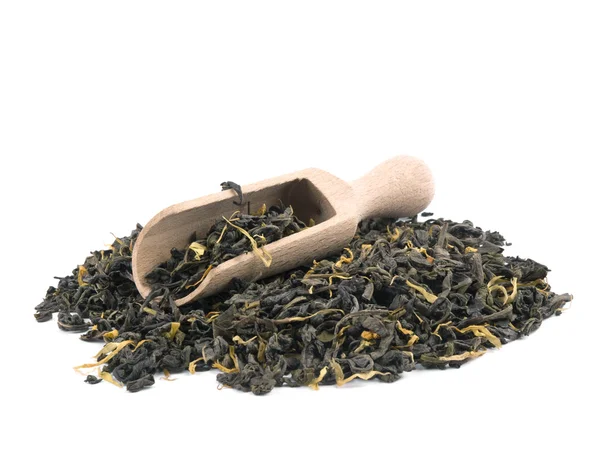 Αρωματικό Τσάι Πράσινο Φύλλα Marigold Πέταλα Και Ξύλινα Φτυάρι Άσπρο — Φωτογραφία Αρχείου