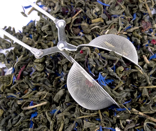 Beyaz Zemin Üzerine Metal Çay Demlik Aromatik Yeşil Çay Yaprakları — Stok fotoğraf