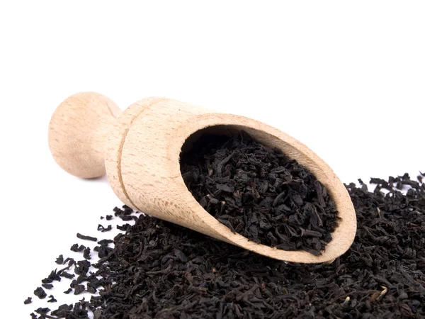 Resmi Kuru Aromatik Siyah Çay Yaprakları Beyaz Zemin Üzerine Tahta — Stok fotoğraf