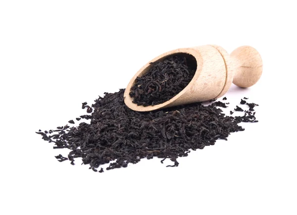 乾燥芳香族黒茶の画像の葉と白い背景の上の木製シャベル — ストック写真